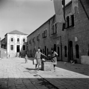 Vrouwen bij een waterput in de wijk Mea Shearim het gebouw op de achtergrond is, Bestanddeelnr 255-0403
