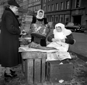 Vrouwen bij de koopwaar op de vismarkt in Kopenhagen, Bestanddeelnr 252-8835