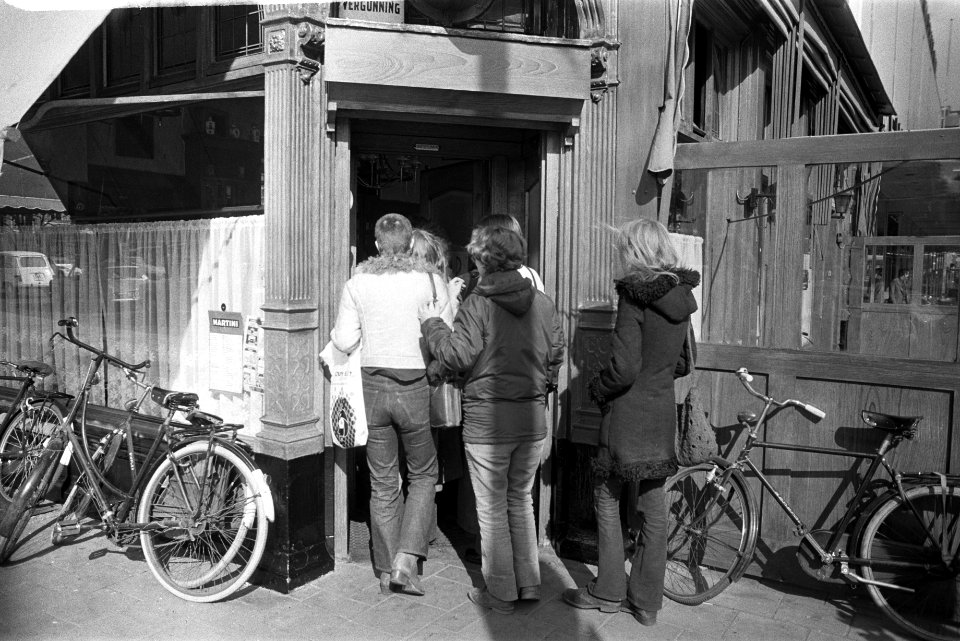 Vrouwen bezetten Cafe Mulder in Amsterdam omdat zij niet aan de bar mogen zitten, Bestanddeelnr 926-3443