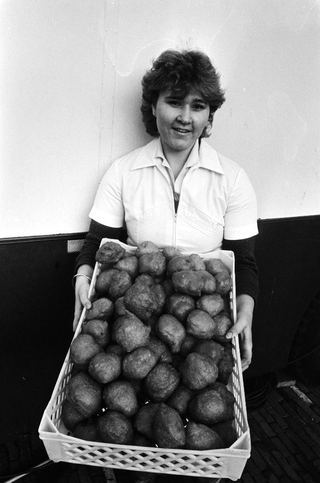 Vrouw met oliebollen, Bestanddeelnr 932-4463