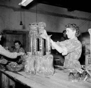 Vrouwen bezig met het tentoonstellen van de glazen voorwerpen, Bestanddeelnr 252-8916 photo