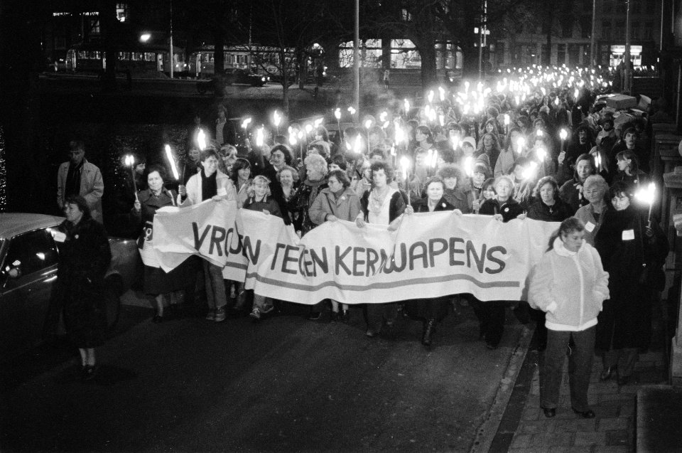 Vrouwen houden een fakkeloptocht in Den Haag tegen de modernisering van kernwape, Bestanddeelnr 930-5740