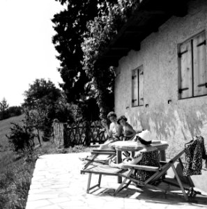 Vrouwen genieten van de zon op het terras vlnr Olga, Ingrid en Hilde Eschen, Bestanddeelnr 254-3402