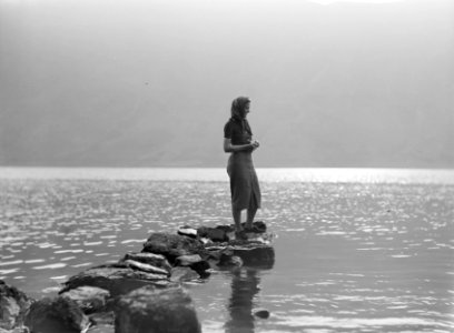 Vrouw op een pier in een meer, Bestanddeelnr 254-2742