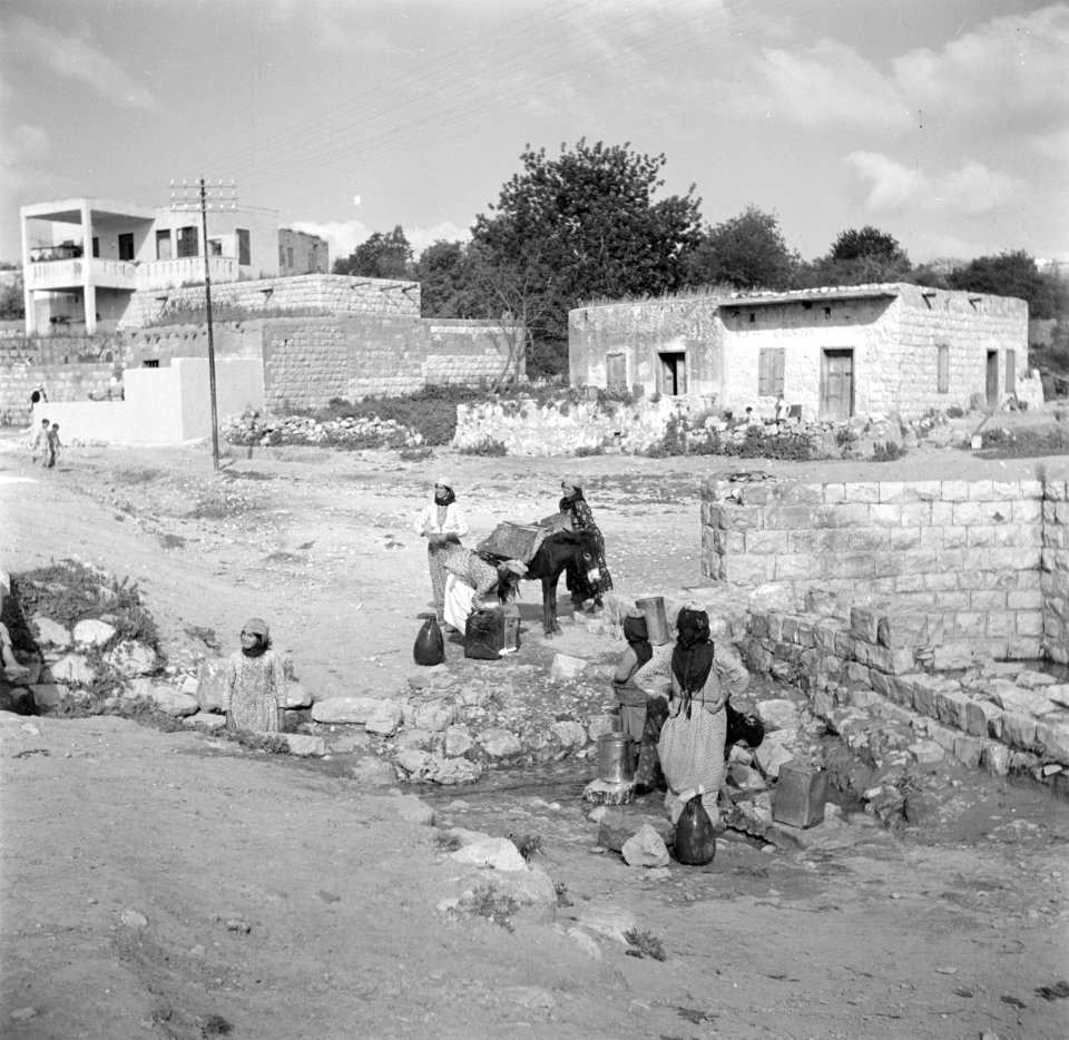 Vrouwen en meisjes bij een waterbron, Bestanddeelnr 255-0087