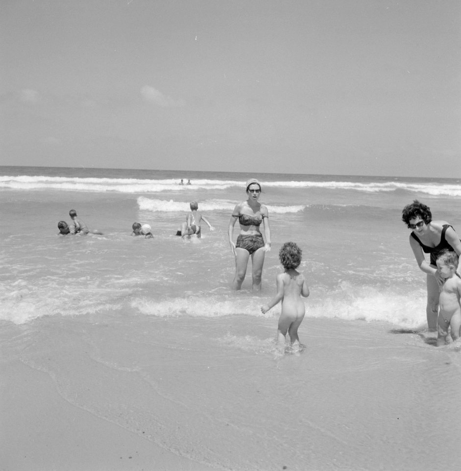 Vrouwen en spelende kinderen aan zee, Bestanddeelnr 255-2918