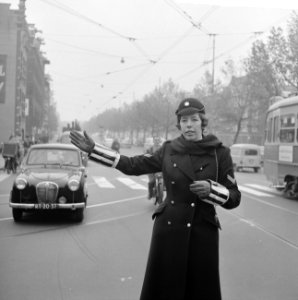 Vrouwelijke politieagenten regelen verkeer in Amsterdam Serie, Bestanddeelnr 915-6798