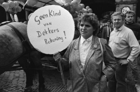 Vrouwen protesteren tegen voorstellen Commissie Dekker Binnenhof, Bestanddeelnr 934-0628