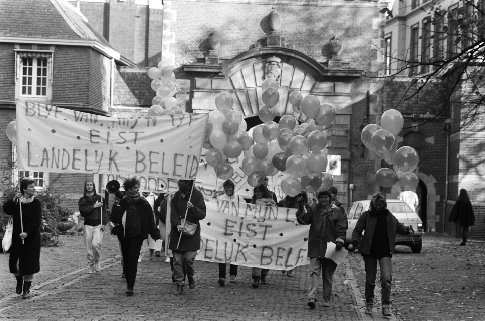 Vrouwen van Blijf van m'n lijfhuizen demonstreren in Den Haag tegen decentrali, Bestanddeelnr 933-4757