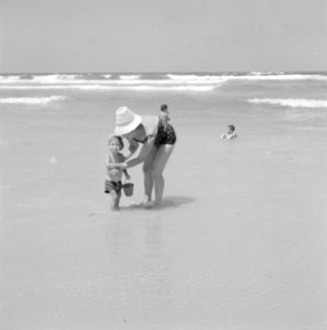 Vrouw met kind aan het strand, Bestanddeelnr 255-2917