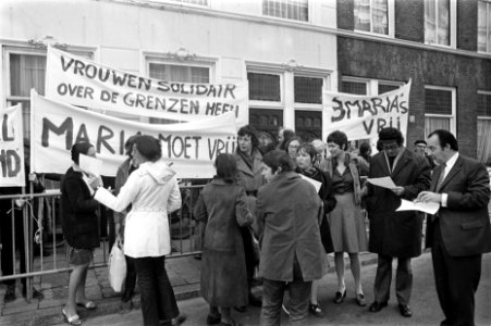 Vrouwen met spandoeken, rechts Ed van Thijn (PvdA-fractieleider) en naast hem N…, Bestanddeelnr 926-7827