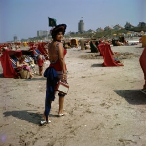 Vrouwen, stranden, Bestanddeelnr 254-7333