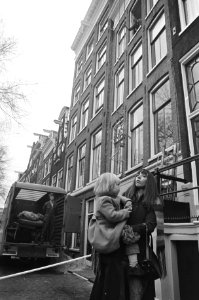 Vrouw met kind uit huis gezet op Bloemgracht te Amsterdam, Bestanddeelnr 926-0979