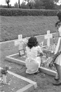 Vrouwen leggen bloemen op de graven van J.G. van der Zanden, soldaat I-R.S. gebo, Bestanddeelnr 483-3-2