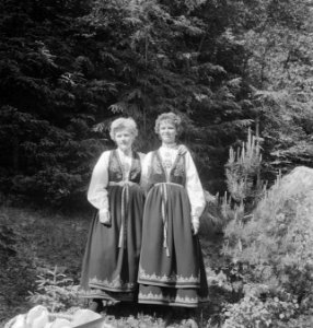 Vrouwen, klederdrachten, Bestanddeelnr 251-9367