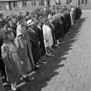 Vrouwen staan aangetreden op een appelplaats, Bestanddeelnr 900-4807