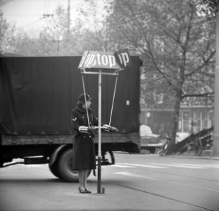 Vrouwelijke politieagenten regelen verkeer in Amsterdam Serie, Bestanddeelnr 915-6795