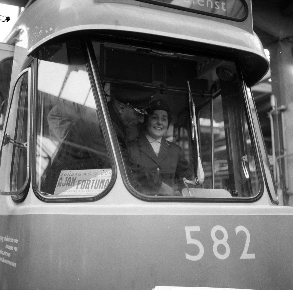 Vrouwelijke trambestuurders , Bestanddeelnr 913-1383