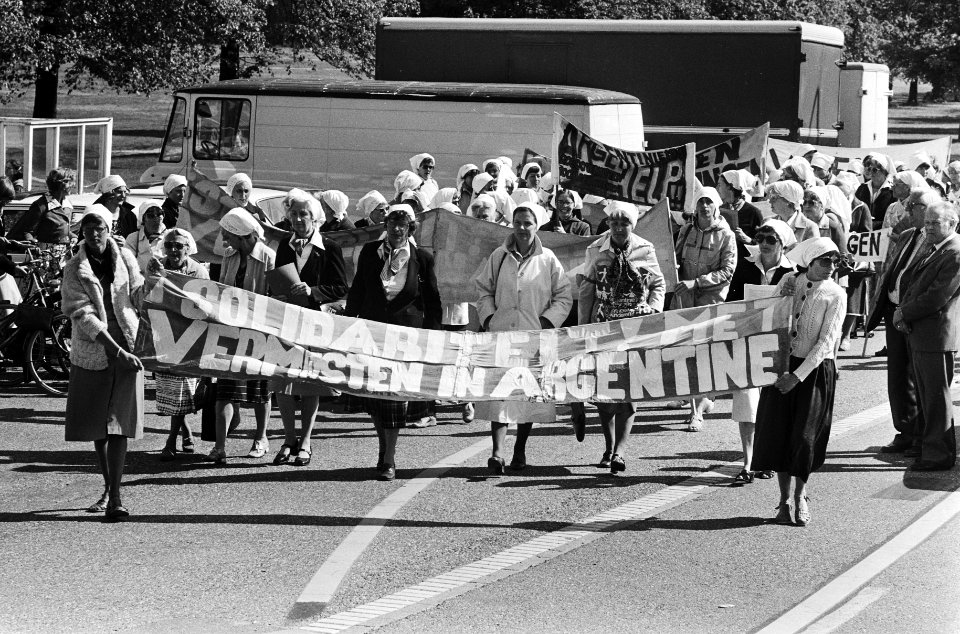 Vrouwen houden stille rondgang steunbt dwaze moeders van de Plaza de Mayo in, Bestanddeelnr 930-8405