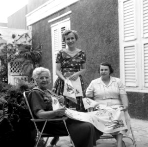 Vrouwen van Curaçao met de lunchset die ze als geschenk voor de koningin gebordu, Bestanddeelnr 252-3357
