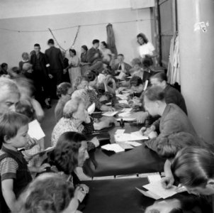 Vrouwen en kinderen worden geregistreerd, Bestanddeelnr 900-4492