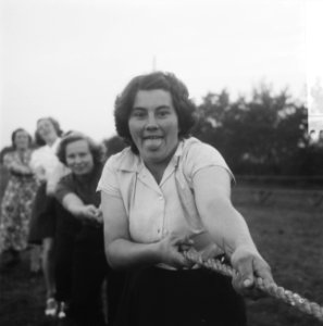 Vrouwen tijdens het touwtrekken, Bestanddeelnr 918-3804