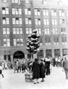 Vrouwen met ballonnen op de Dam, Bestanddeelnr 252-1452