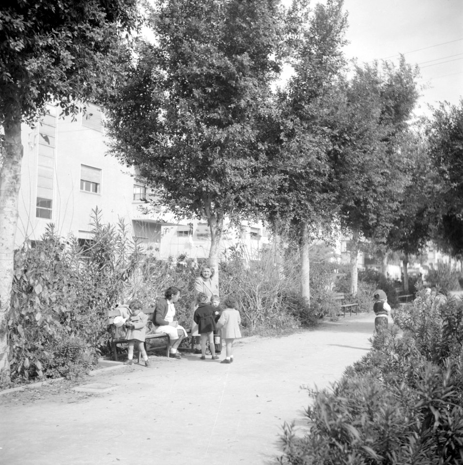 Vrouwen met kinderen in een park te Tel Aviv, Bestanddeelnr 255-1294
