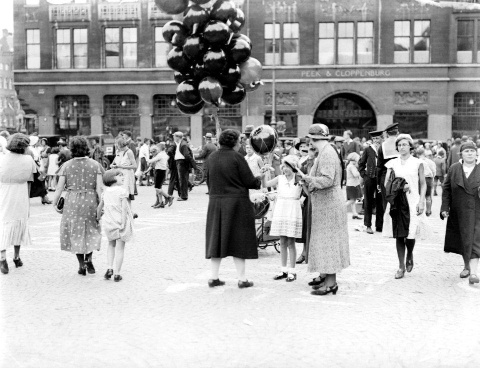 Vrouwen met ballonnen op de Dam, Bestanddeelnr 252-1451