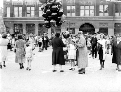 Vrouwen met ballonnen op de Dam, Bestanddeelnr 252-1451