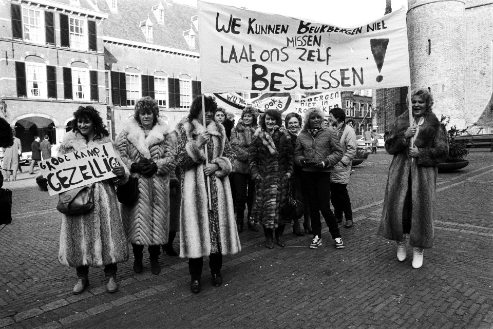 Vrouwen met spandoek We kunnen Beukbergen niet missen, laat ons zelf beslissen, Bestanddeelnr 932-5017