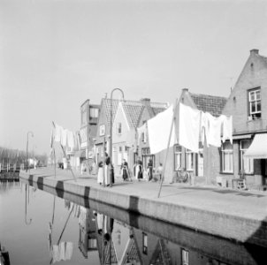 Vrouwen en kinderen in klederdracht op straat waar de was hangt, Bestanddeelnr 254-3602