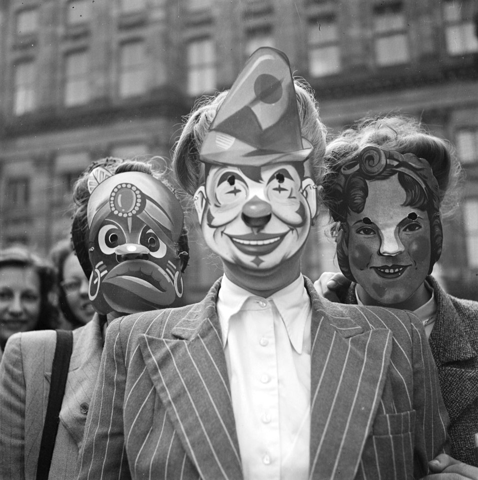 Vrouwen met maskers op, Bestanddeelnr 900-4582