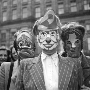Vrouwen met maskers op, Bestanddeelnr 900-4582