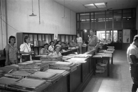 Vrouwen en mannen die administratieve werkzaamheden verrichten poseren in een ka, Bestanddeelnr 110-2-3