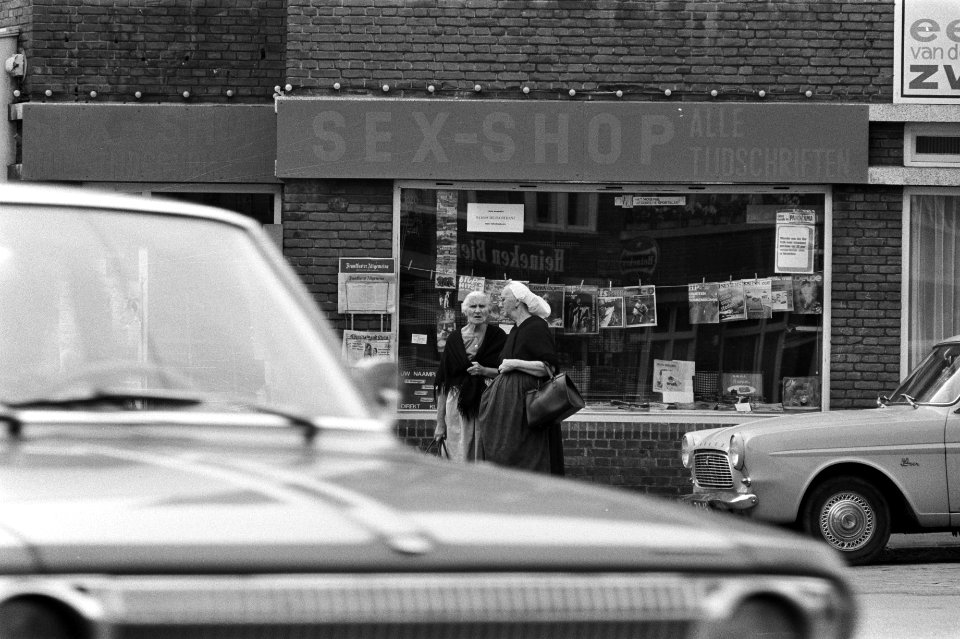 Vrouwen in klederdracht voor sexshop Scheveningen, Bestanddeelnr 924-8078