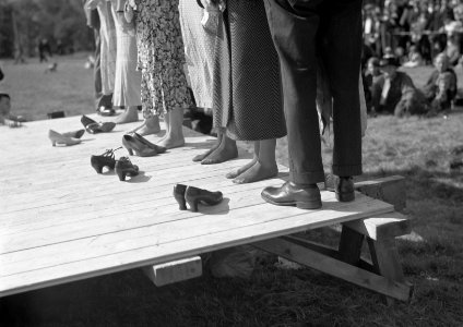 Vrouwen hebben hun schoenen uitgetrokken voor deelname aan de 'enkelcompetitie', Bestanddeelnr 190-1097