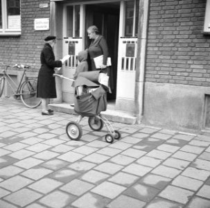 Vrouwelijke postboden in Rotterdam, Bestanddeelnr 913-6193