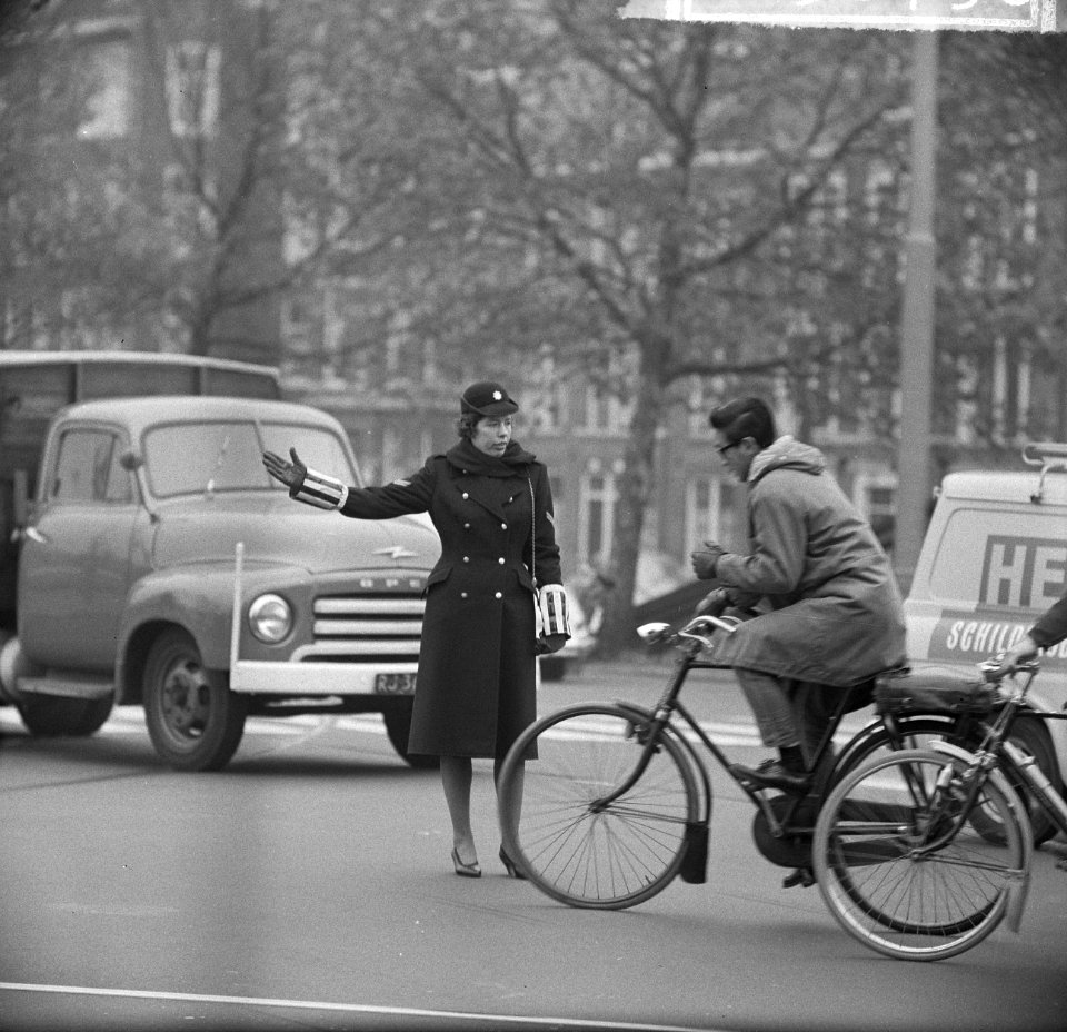 Vrouwelijke politieagenten regelen verkeer in Amsterdam Serie, Bestanddeelnr 915-6796
