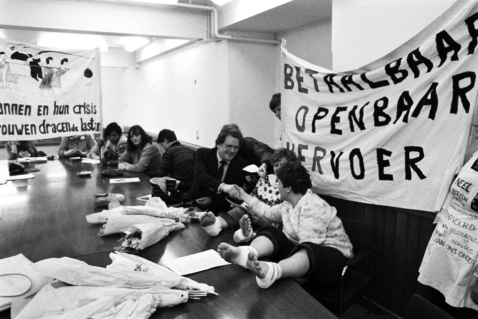 Vrouwen met de benen en een paar schoenen op tafel bij staatssecretaris De Graaf, Bestanddeelnr 932-5103