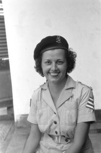 Vrouwelijke sergeant van het VHK met baret, Bestanddeelnr 529-5-1