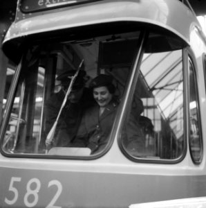 Vrouwelijke trambestuurders , Bestanddeelnr 913-1385