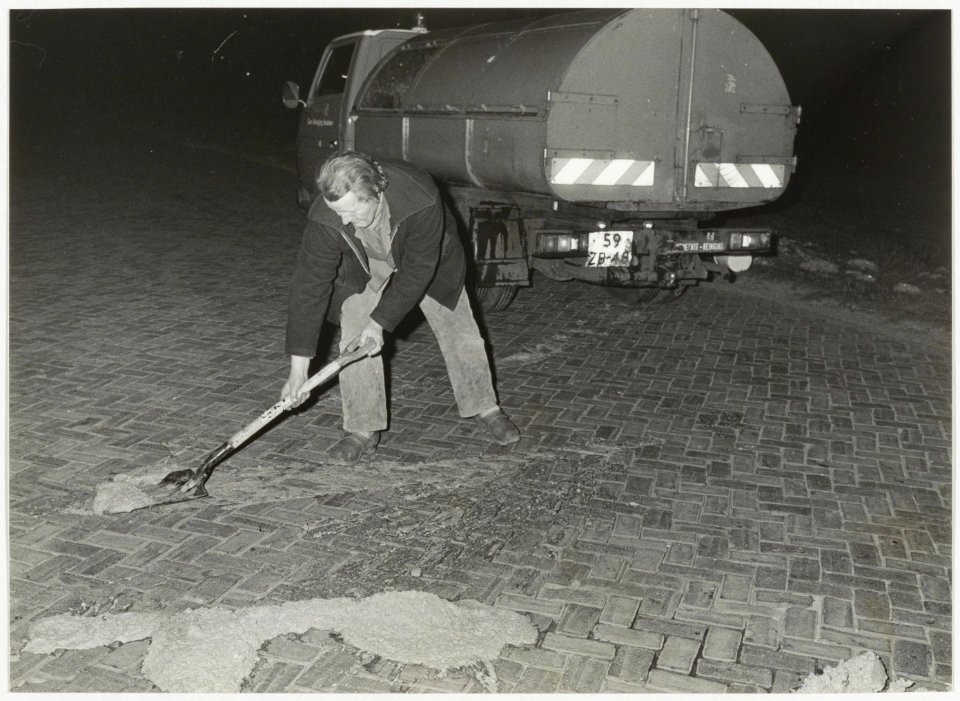 Vrachtwagen verloor pindakaas de gemeente reinging ruimt de rommel op in de Waarderpolder. 54025833