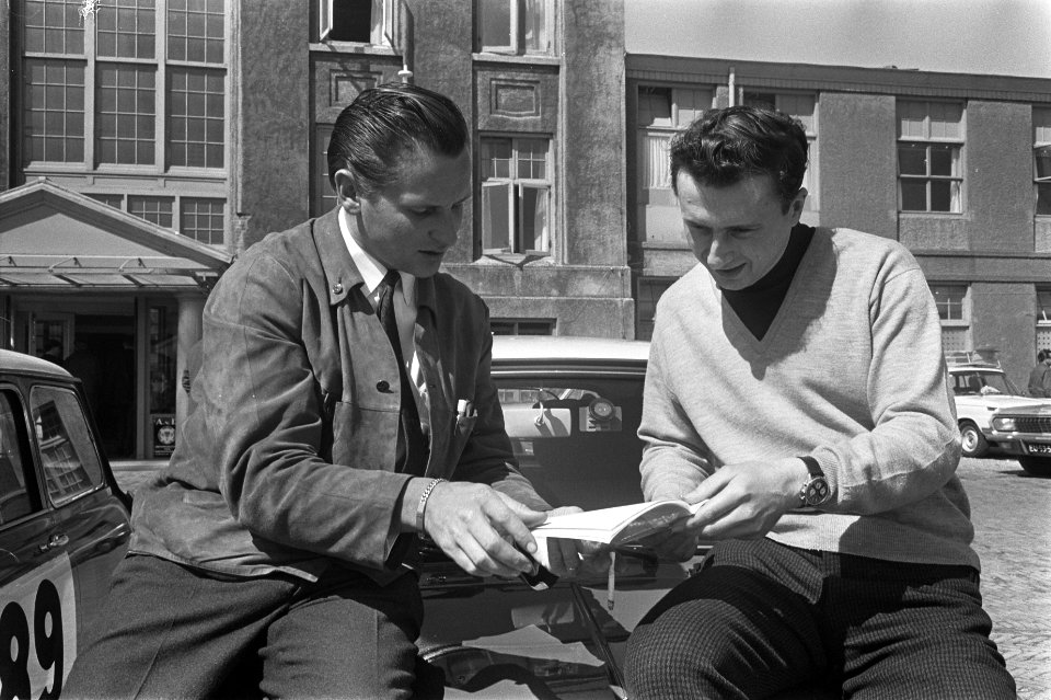 Voorbereidingen Tulpenrallye, Timo Makinen (links), Paul Easter(rechts) met BMC…, Bestanddeelnr 919-0693