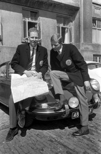 Voorbereidingen Tulpenrallye, Gijs (rechts) en David van Lennep, Bestanddeelnr 919-0696