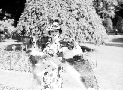 Vrouw met twee honden in het Bois de Boulogne, Bestanddeelnr 255-8717