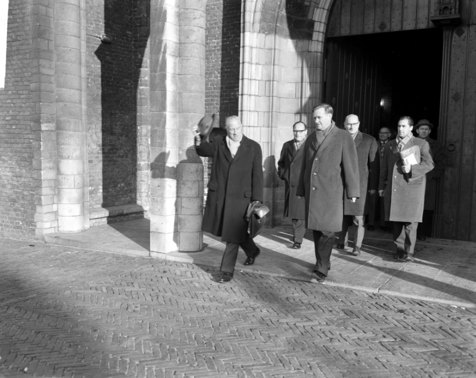 Voorbereidingen voor de bijzetting van prinses Wilhelmina, links luitenant gener, Bestanddeelnr 914-5712