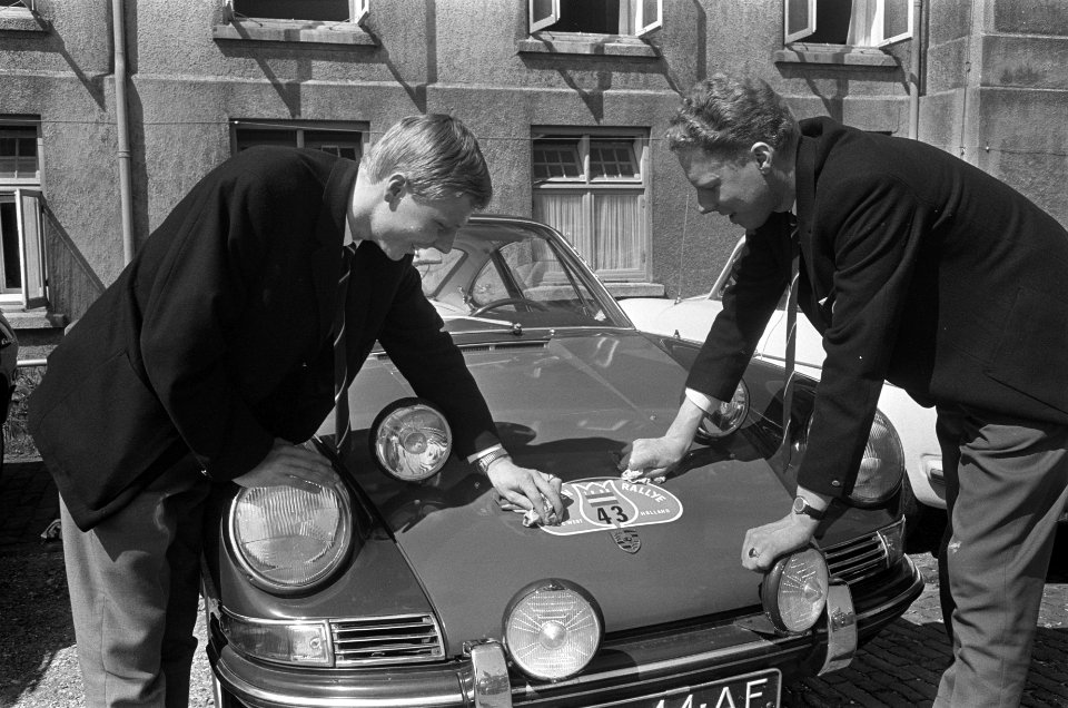 Voorbereidingen Tulpenrallye, Gijs van Lennep (links) en David van Lennep, Bestanddeelnr 919-0689