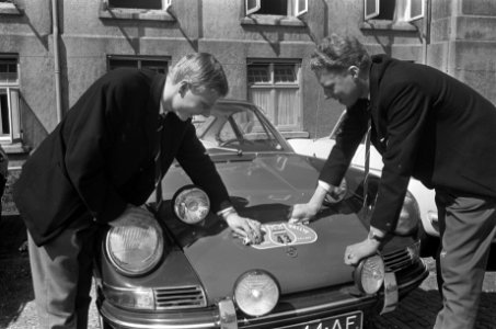 Voorbereidingen Tulpenrallye, Gijs van Lennep (links) en David van Lennep, Bestanddeelnr 919-0689