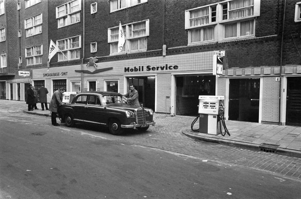 Voorgevel service station met auto en benzinepomp, Bestanddeelnr 919-7871